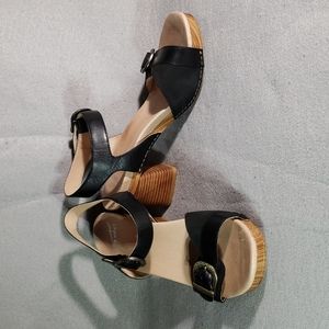9.5M 40 euro Dansko black leather sandals
